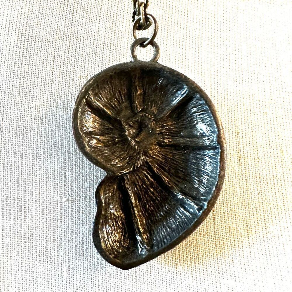 Tri tone nautilus shell pendant necklace - Picture 4 of 7